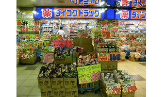 ③ドラッグストアの大半は直営店