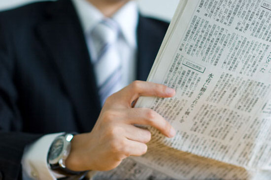 新聞を読む人